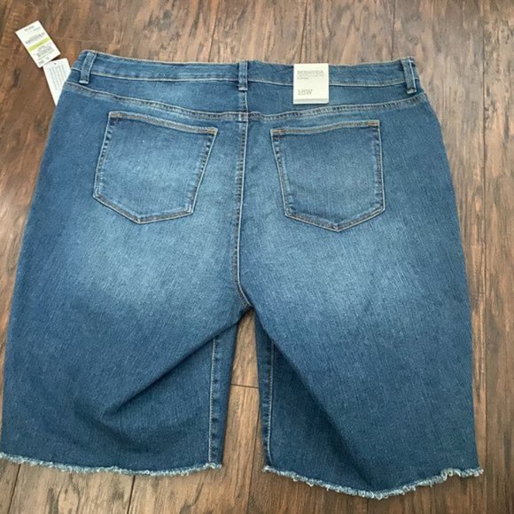 NWT Style & Co. Plus Mid Rise Denim Shorts - Picture 2 of 3